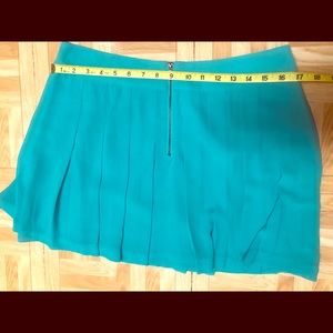 Bright teal green pleated mini skirt L NWT